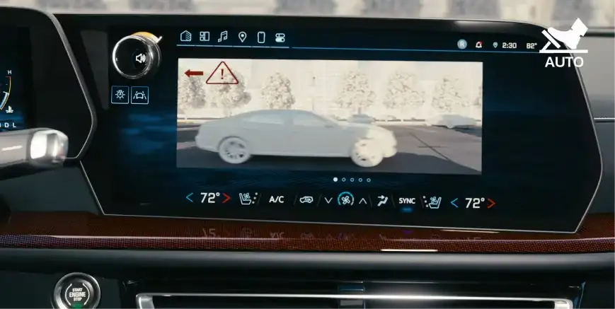 Dashboard display showing a rear cross traffic alert warning