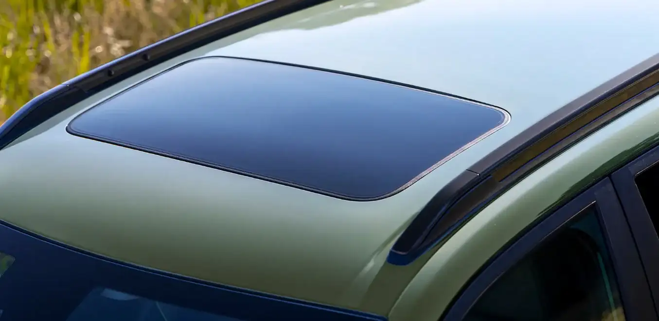 Overhead view of the Chevrolet Trax sunroof and roof rails
