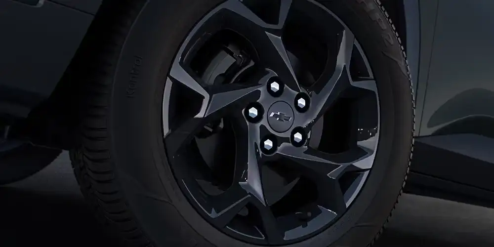 Close-up of a 17-inch High Gloss Black wheel on the Trax Midnight Edition