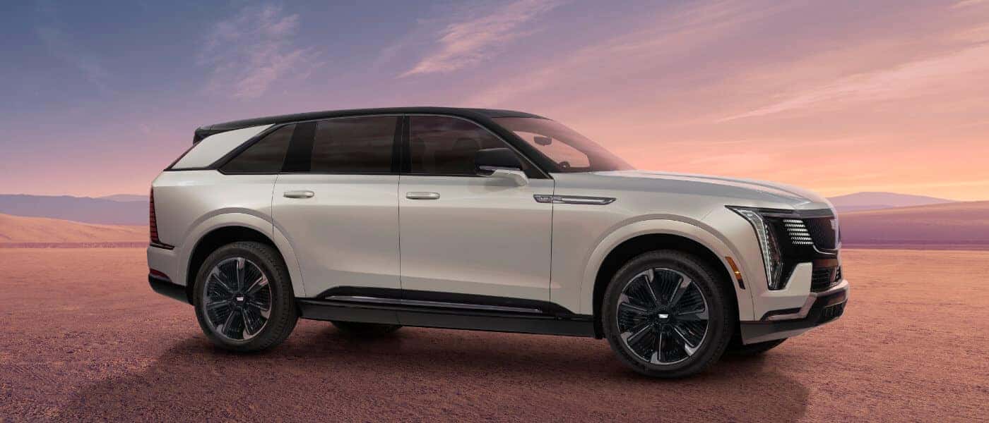26Cadillac-EscaladeIQ-ExteriorInDesertAtSunset