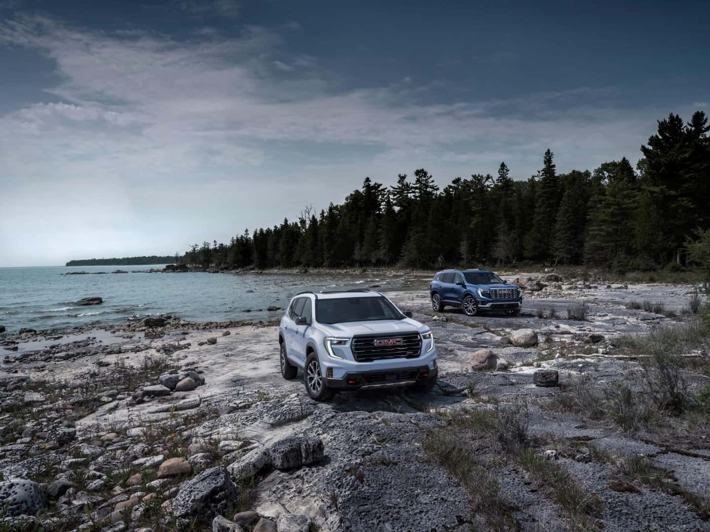 2025 GMC Acadia White and Downpour Metallic