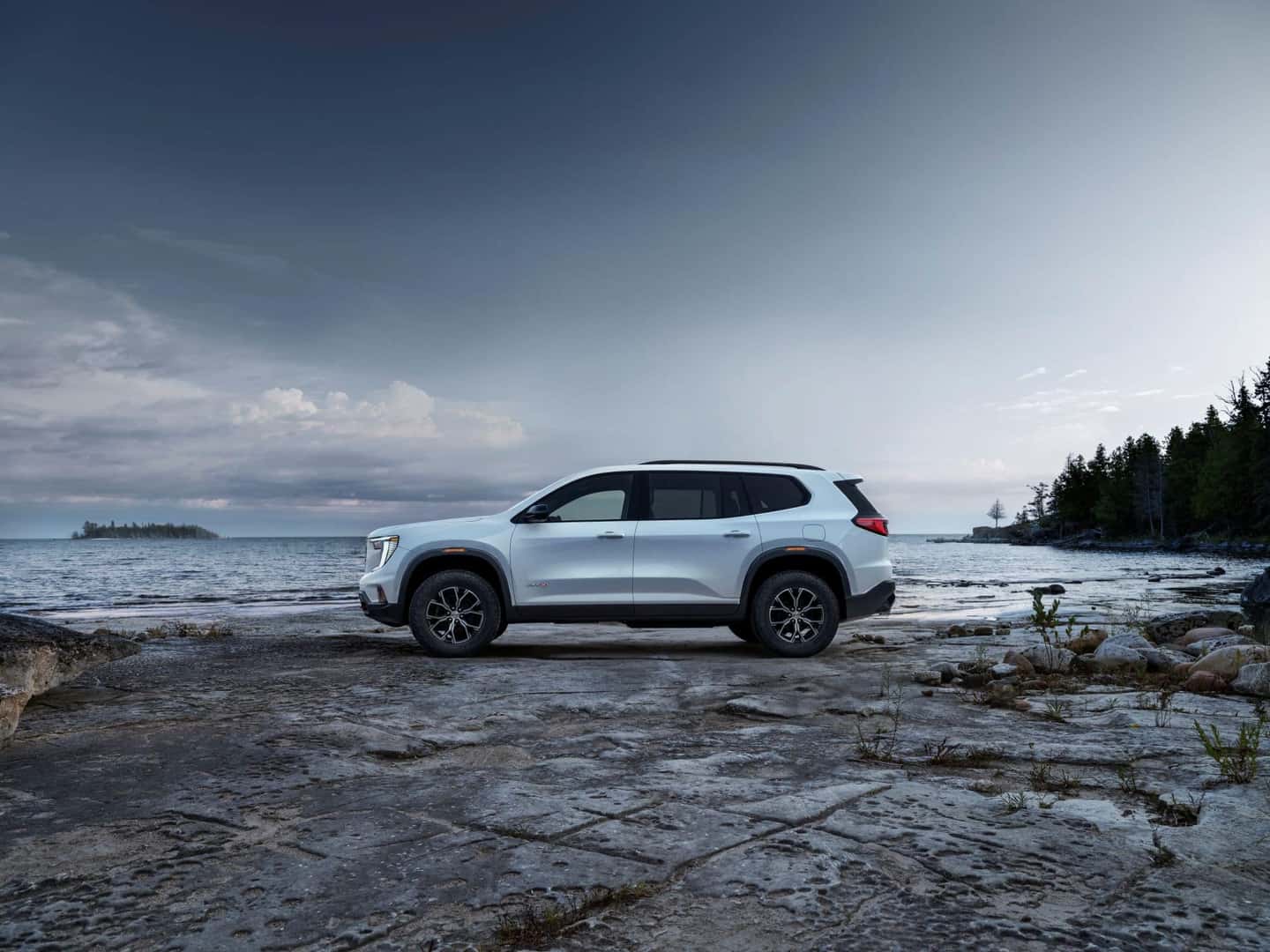 2025 GMC Acadia White