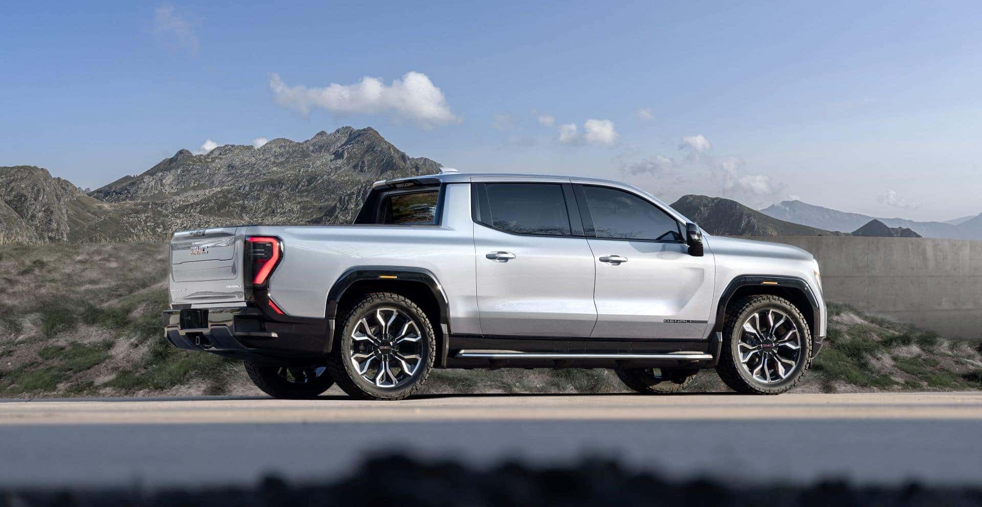2025 GMC Sierra EV Denali Summit White