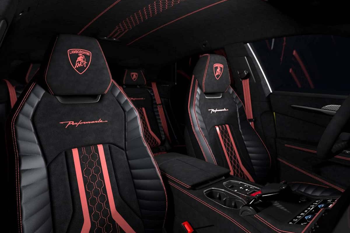 Urus SE Performante front three-quarter