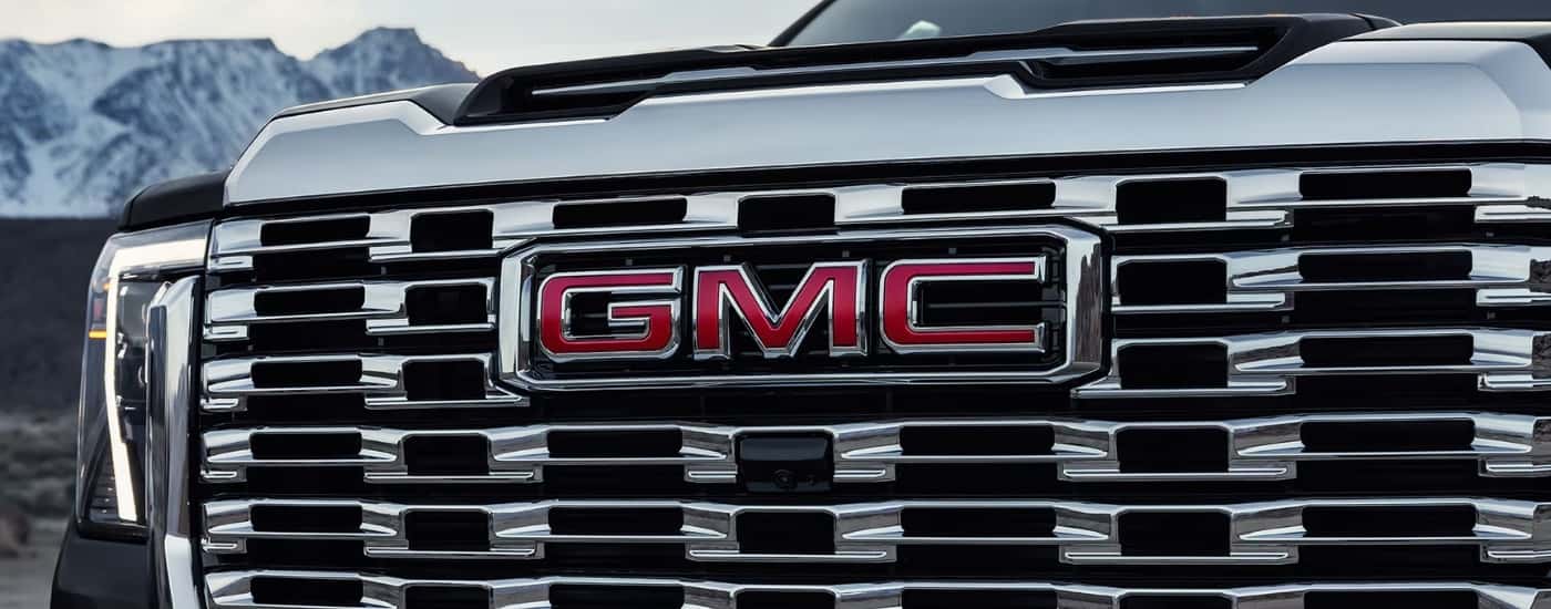 Chrome grille and badging on a black 2025 GMC Sierra 2500 HD