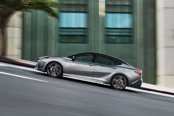 Illustration of a Toyota AWD system distributing power to all four wheels in the rain