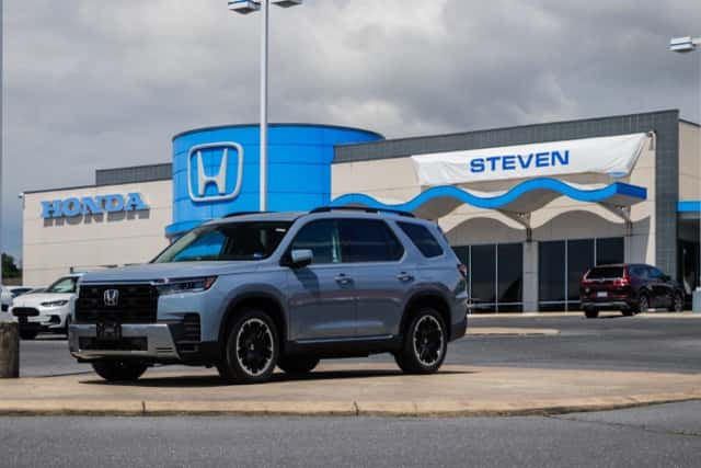 Image of Steven Honda Storefront with a Sonic Gray Pilot in the foreground