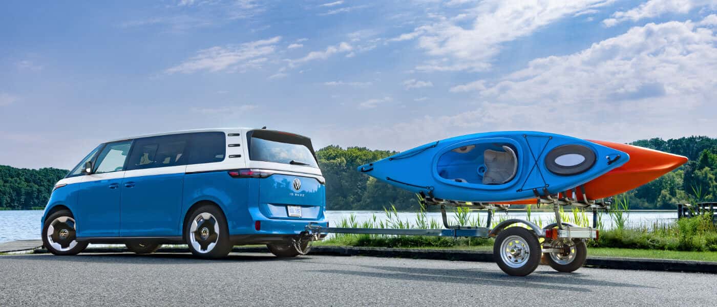 25 VW ID.Buzz Exterior Towing Kayaks to Lake